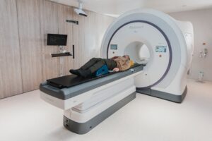 המטופל שוכב בשקט ונכנס למכשיר ה-MRI.