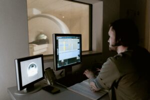 רדיולוגים מומחים מפרשים סריקות MRI ביעילות.