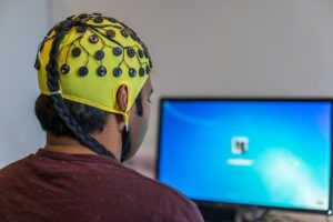 מכשיר EEG עוקב אחר האותות החשמליים של המוח.