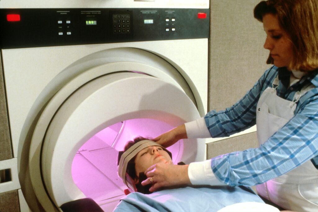 מכשירי MRI משתמשים במגנטים חזקים ובגלי רדיו כדי ליצור תמונות מפורטות של מבני גוף פנימיים, המסייעים באבחון וטיפול במצבים רפואיים שונים.